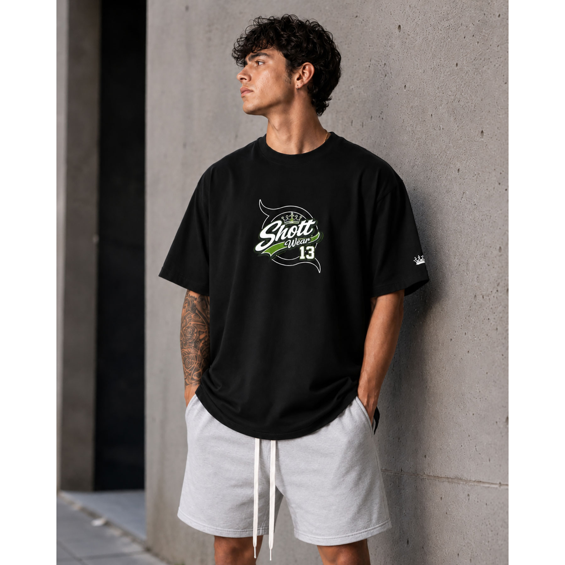 Koszulka oversize Shott Wear Base 13, czarna, na modelu
