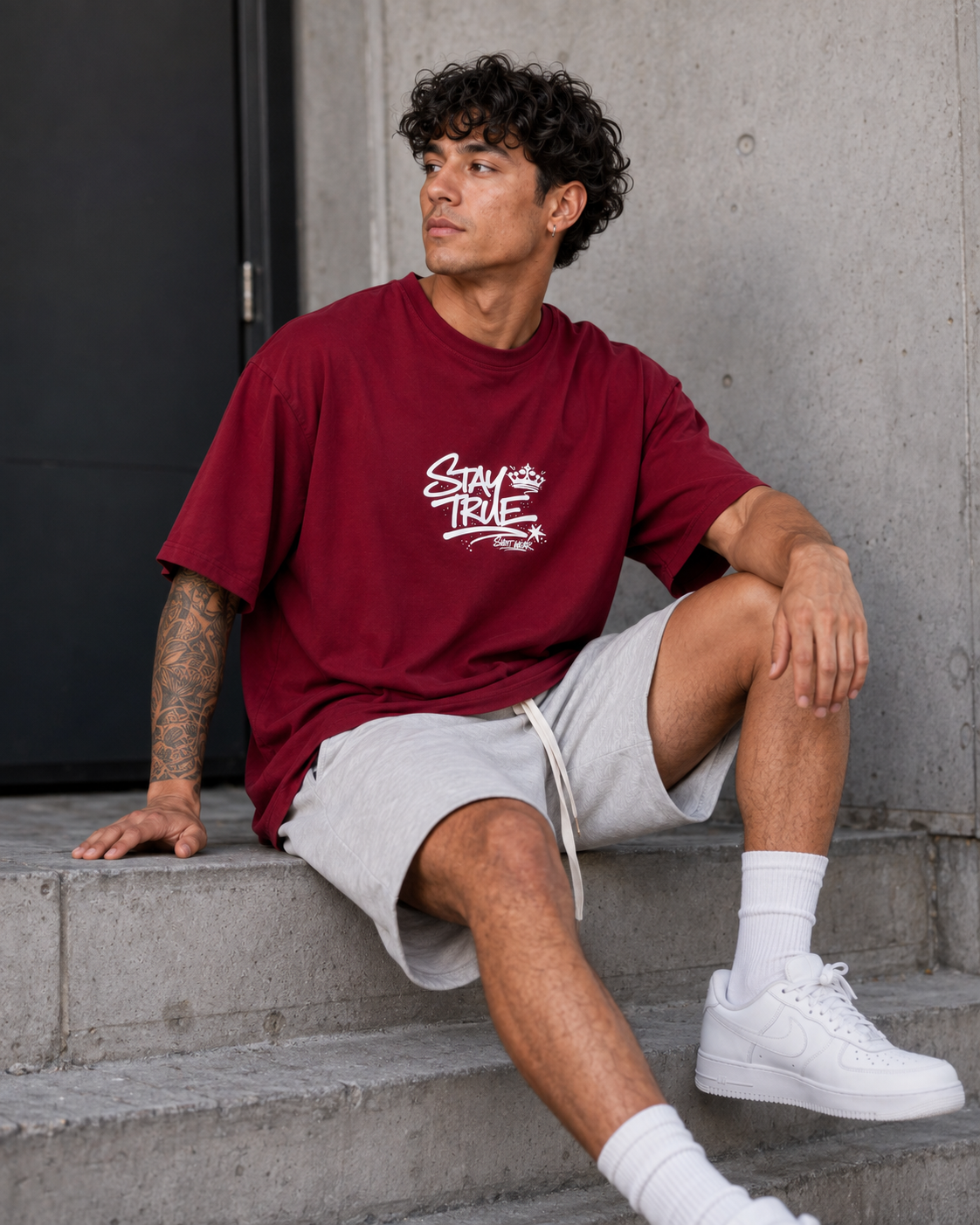 Koszulka oversize Shott Wear Stay True Mazak, bordowa, na modelu